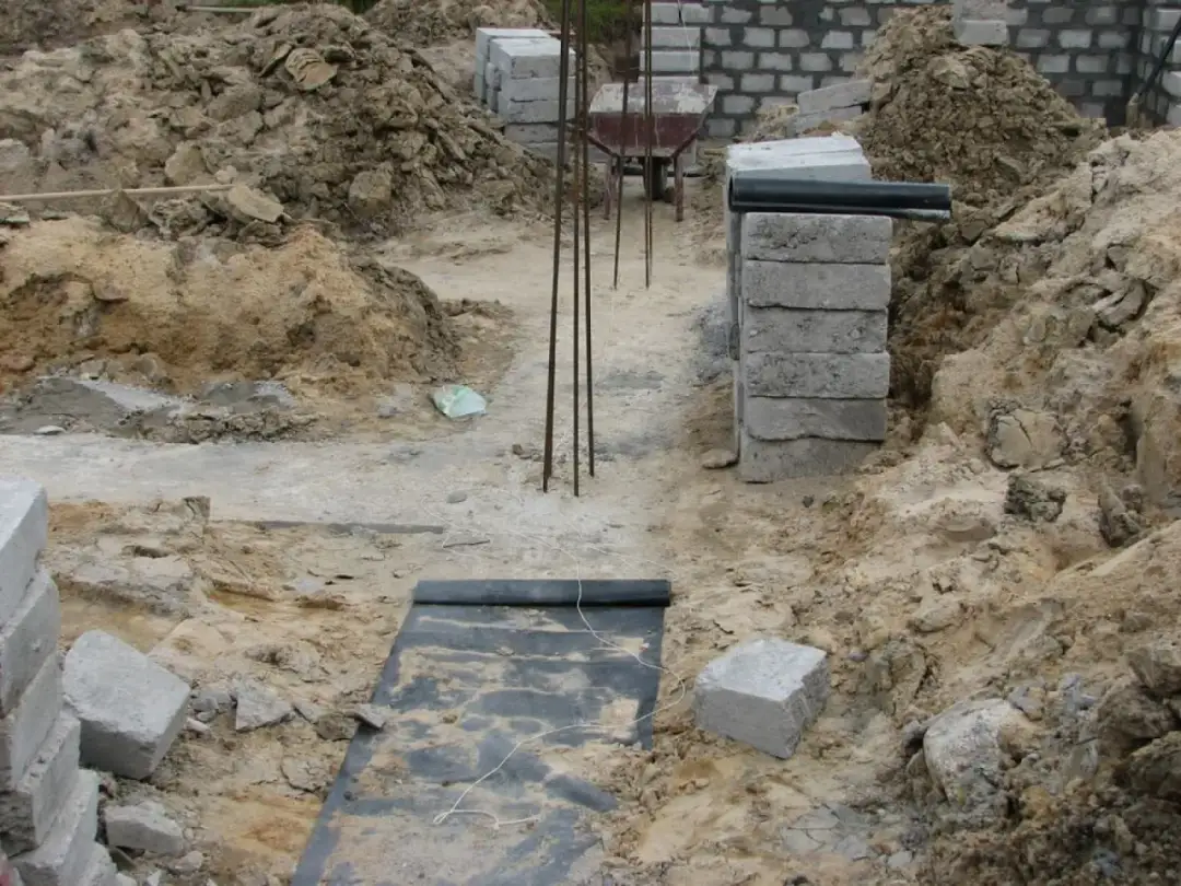 Czym zaizolować fundamenty? Materiały, błędy, trwały dom.