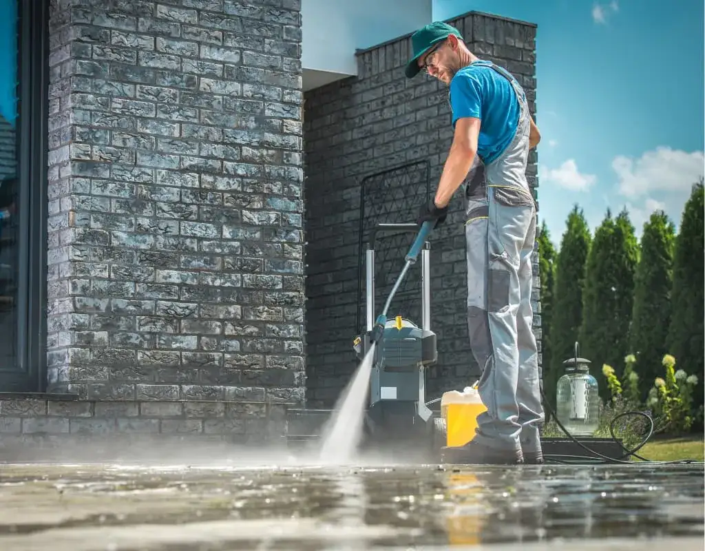 Jaki sprzęt do czyszczenia kostki brukowej? Sprawdź skuteczne rozwiązania