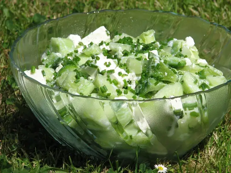 Prosta sałatka na grilla z fetą: letni hit, który zachwyci każdego!