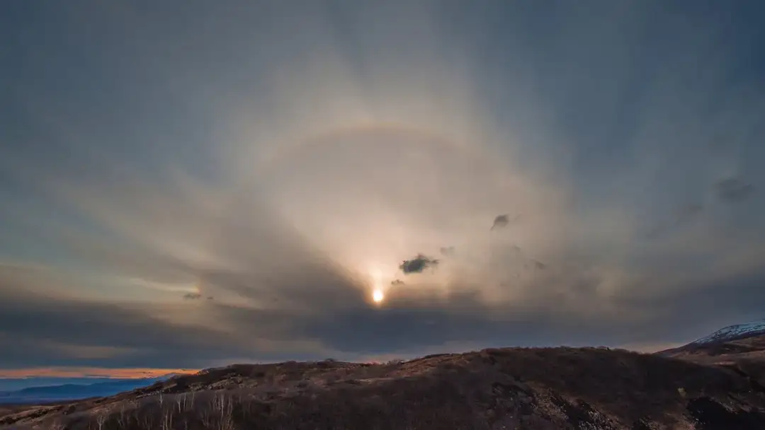 Halo na niebie: Jak powstaje i czy zapowiada zmianę pogody?