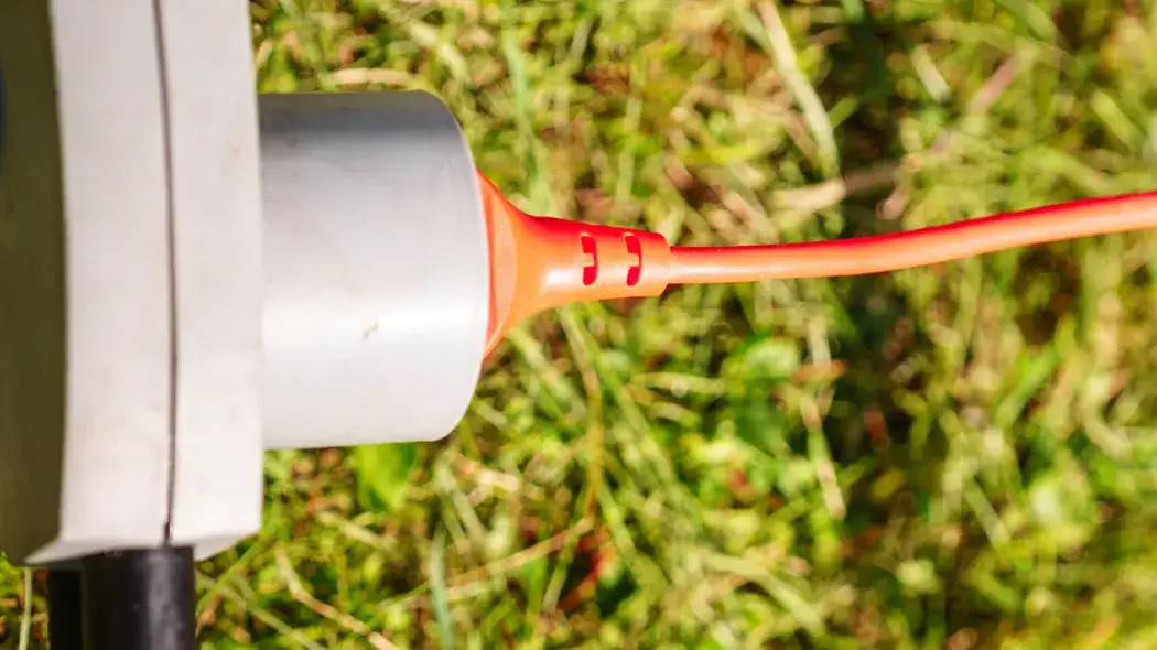 Jak doprowadzić prąd do działki - uniknij kosztownych błędów