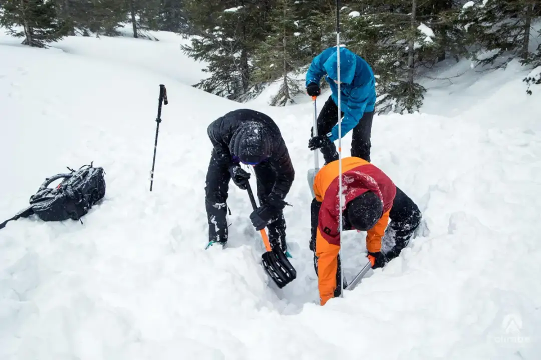 Jak się ubrać w góry wiosną? Zasady "na cebulkę" i co zabrać?