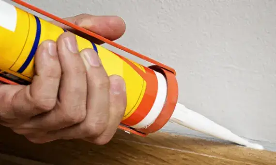 Silikon czy akryl do listew? Wybierz mądrze!