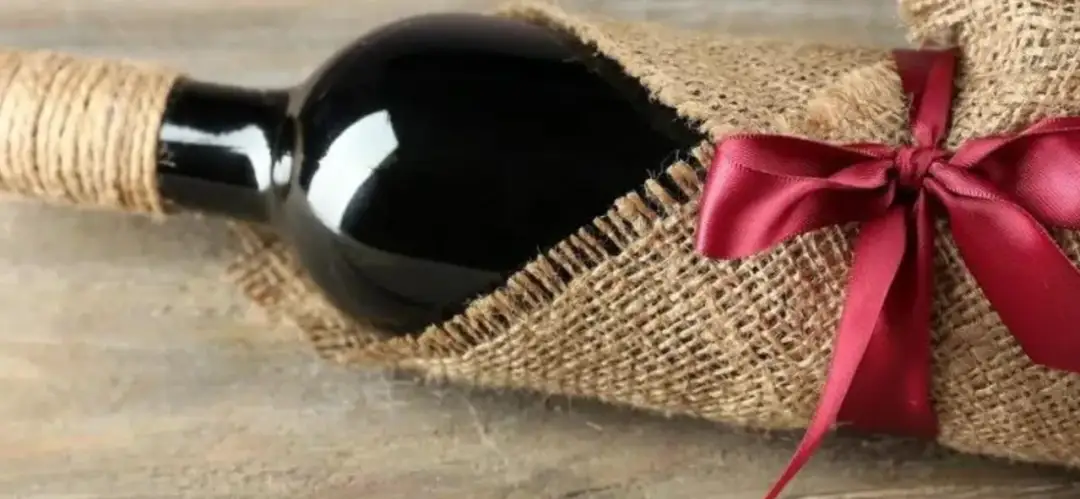 Jak ozdobić butelkę wina na prezent – zaskocz swoich bliskich wyjątkowością