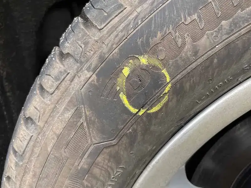 Naprawa Opony Uszkodzonej z Boku: Jak Ją Naprawić Samodzielnie?