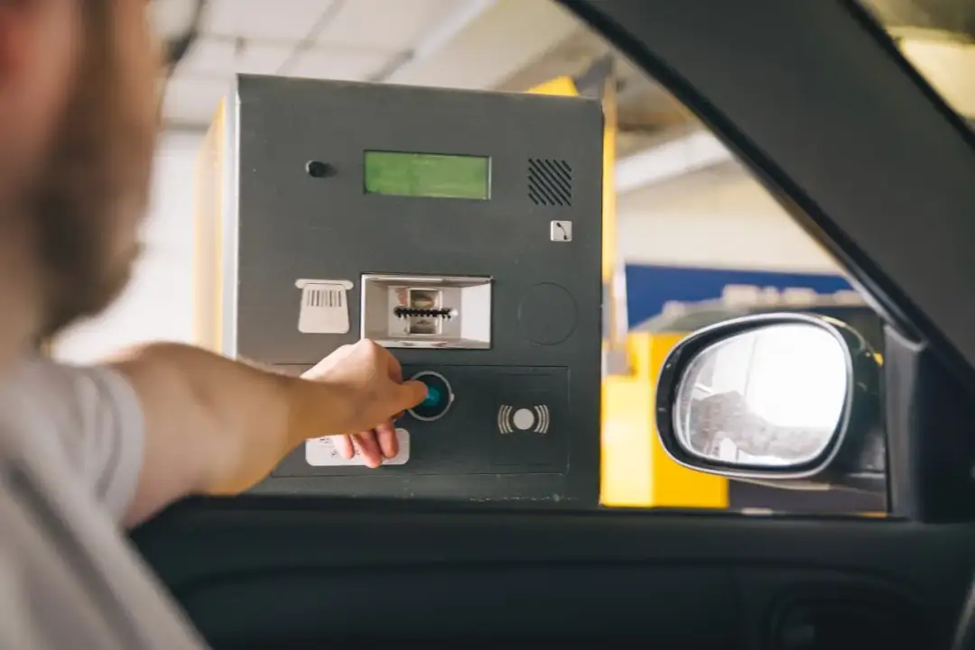 Jak zapłacić mandat za brak biletu parkingowego i uniknąć dodatkowych kosztów