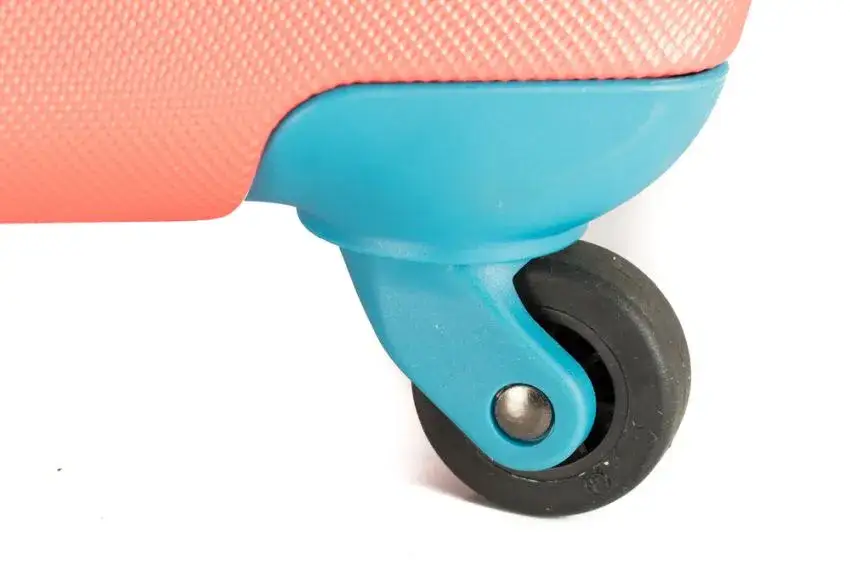 Jak wymienić kółko w walizce i uniknąć frustracji – krok po kroku