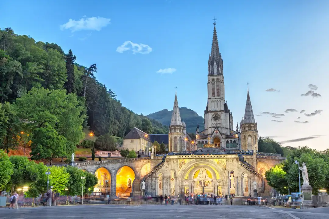 Lourdes sanktuarium: historia, cudowne wody i znaczenie pielgrzymek