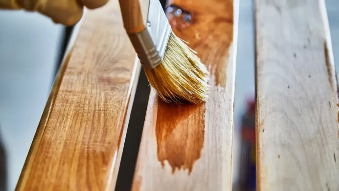 Czym odnowić boazerię? Najlepsze preparaty i techniki renowacji boazerii