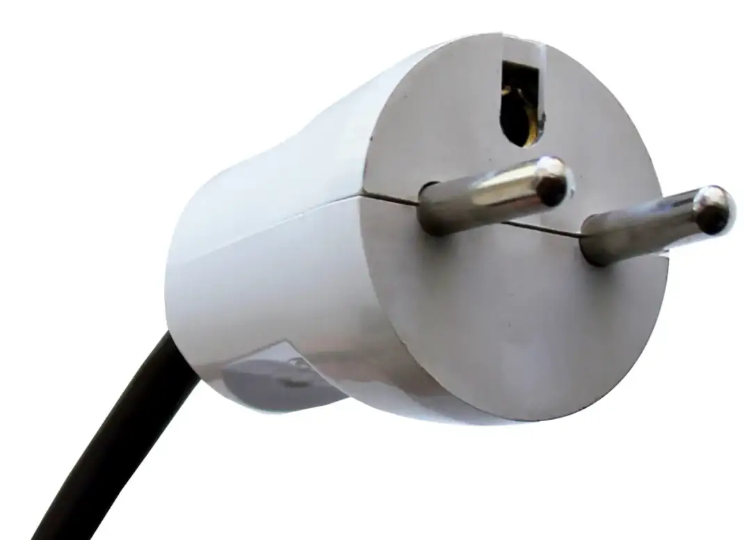 Czy wiesz, jakie napięcie jest w gniazdku w Polsce? Sprawdź, jak uniknąć problemów z prądem!