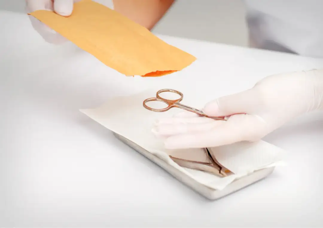 Czym dezynfekować narzędzia do manicure, aby uniknąć zakażeń?