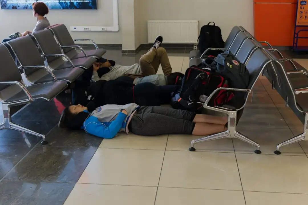 Czy na lotnisku można pić alkohol? Zasady i ograniczenia, które musisz znać