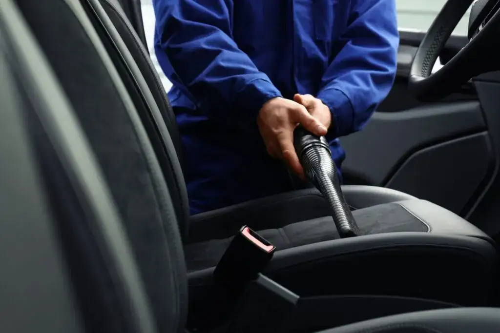 Najpierw odkurzanie czy mycie auta – poznaj skuteczny sposób sprzątania