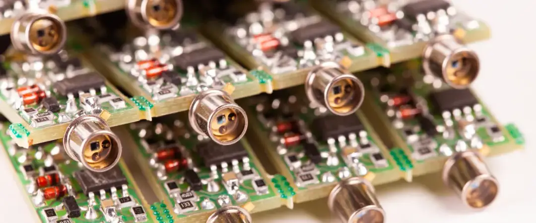 Do czego służy tranzystor? Kluczowe funkcje i zastosowania w elektronice