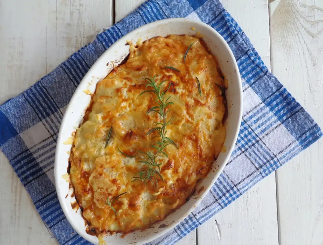 Przepis na zapiekankę ziemniaczaną z cebulą i serem, która zachwyca smakiem