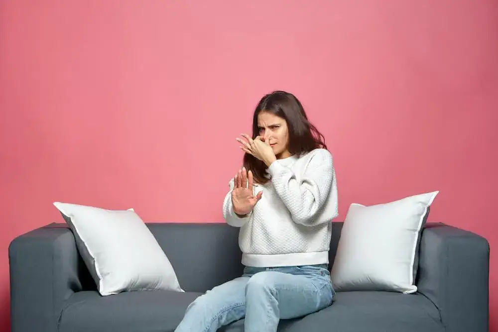 Skuteczne metody jak usunąć nieprzyjemny zapach z kanapy w kilka chwil