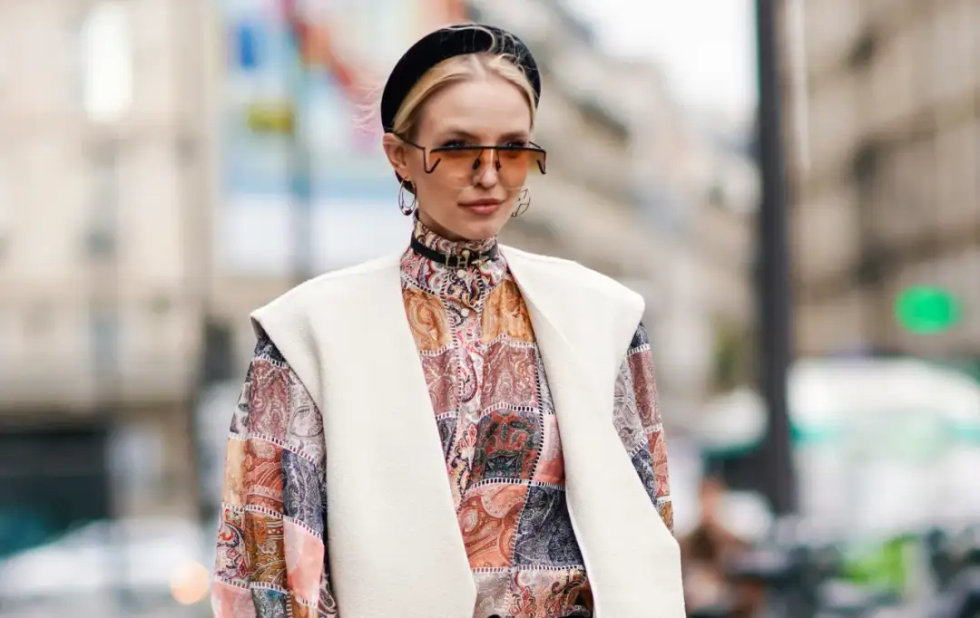 Jak nosić opaskę do włosów na gumce, aby wyglądać stylowo i modnie