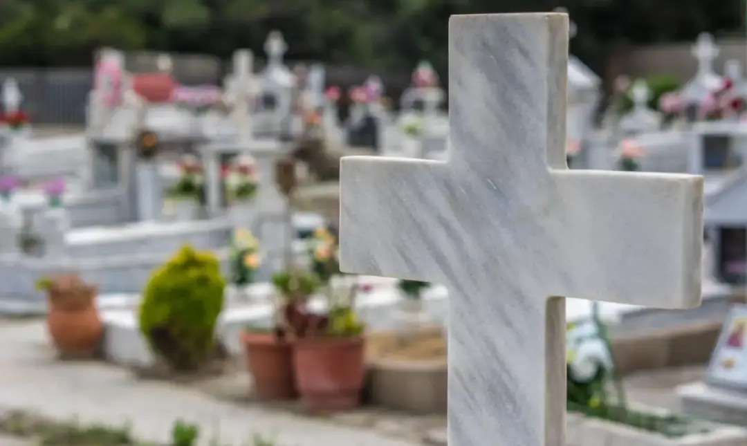 Ile jest cmentarzy w Polsce? Zaskakujące fakty i ich rodzaje