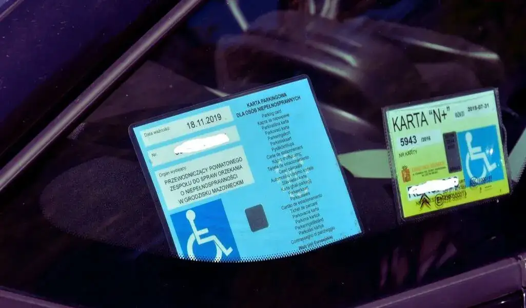 Czy karta parkingowa dla niepełnosprawnych obowiązuje w całej Polsce? Sprawdź różnice!
