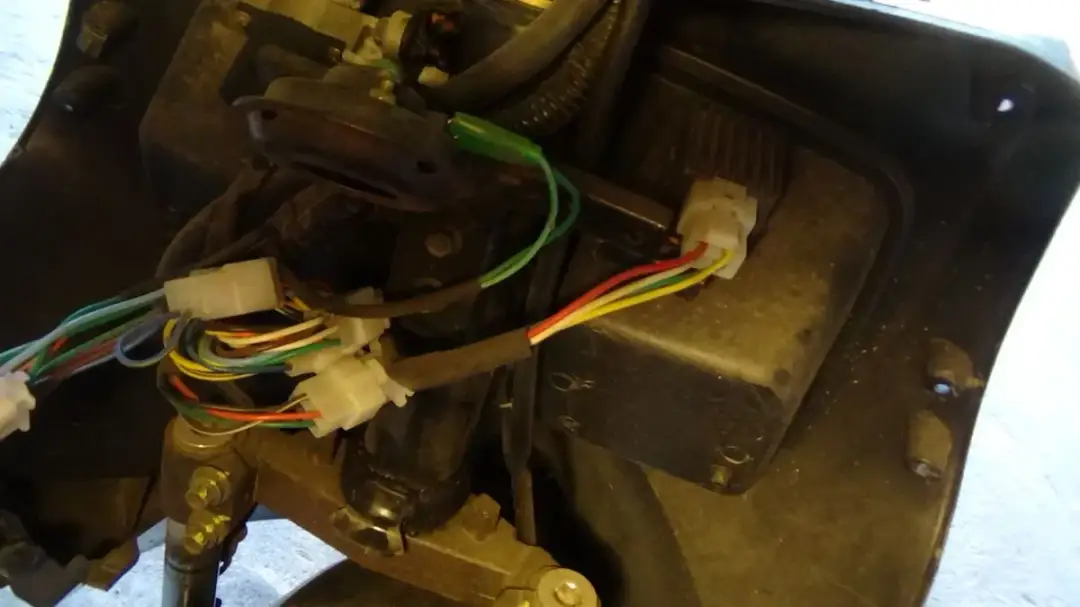 Gdzie są bezpieczniki w skuterze? Odkryj ukryte miejsca i oszczędź na naprawach