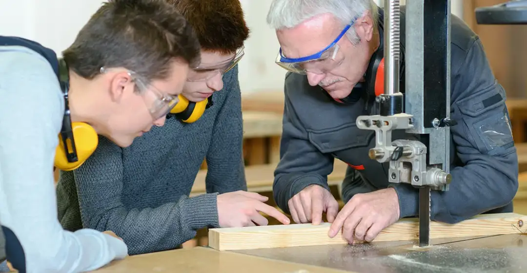 Staż vs Praktyka: Kluczowe różnice, które musisz znać (2025)