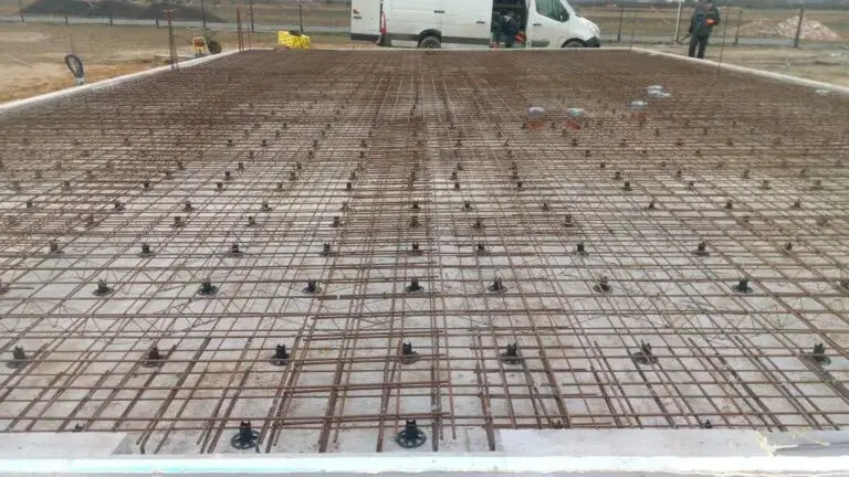 Zbrojenie posadzki przemysłowej: Jak uniknąć kosztownych błędów?