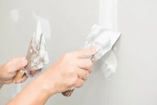 Zaprawa gipsowa: poznaj sekrety idealnego materiału do ścian i sufitów