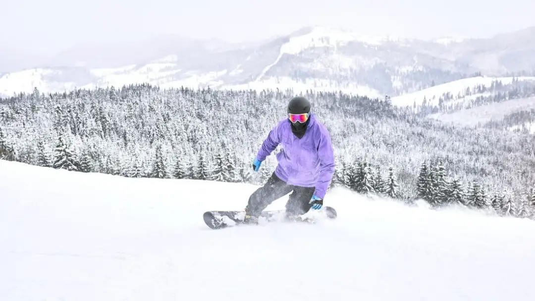 Ile kalorii spala jazda na snowboardzie? Sprawdź, co musisz wiedzieć