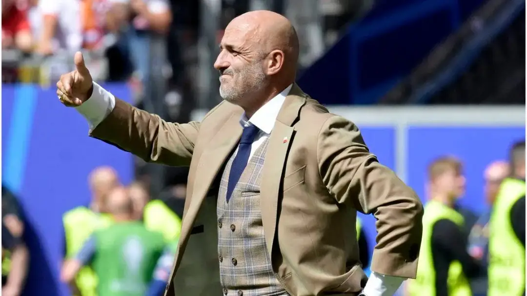 Ile zarabia selekcjoner reprezentacji Polski? Zaskakujące zarobki Probierza