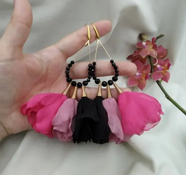 Kolczyki tiulowe: lekkość i subtelność w jednym na wyjątkowe okazje