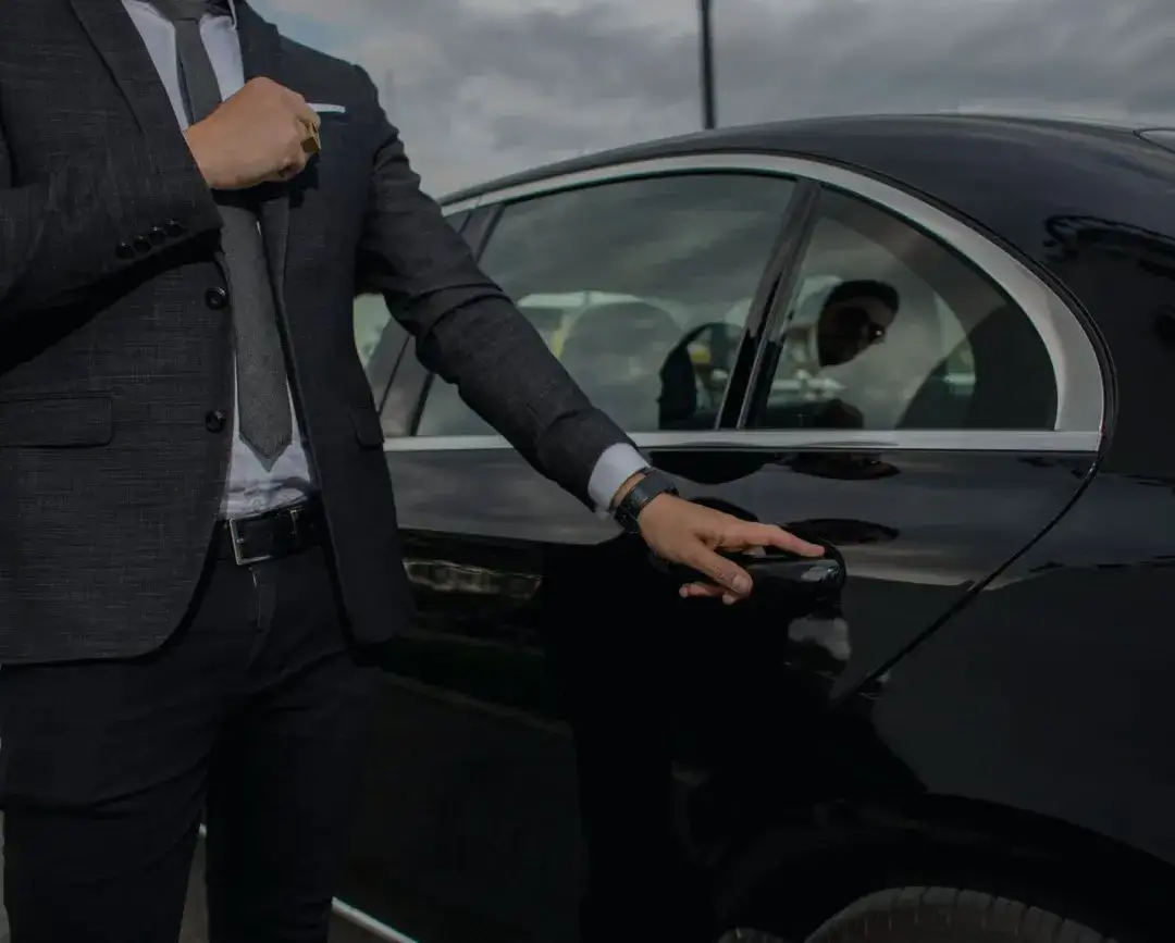 Wynajem samochodu z kierowcą — luksus czy praktyczne rozwiązanie?