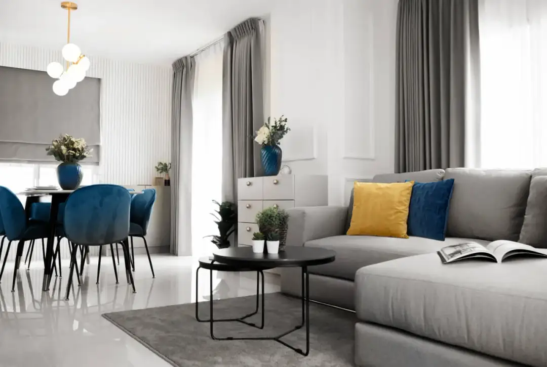 Jakie kolory ścian do białych mebli i szarej kanapy wybrać, aby nie żałować?