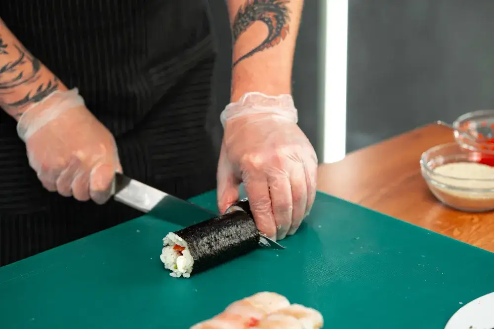 Jak kroić sushi perfekcyjnie, aby uniknąć uszkodzeń rolek