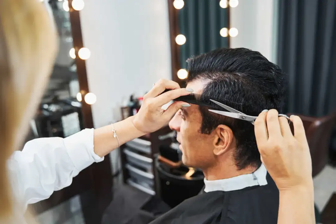 Na którą stronę grzywka u chłopaka? Sekrety stylizacji, które zaskoczą