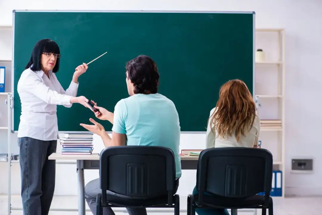 Czy pedagog szkolny jest nauczycielem? Prawda, która może zaskoczyć