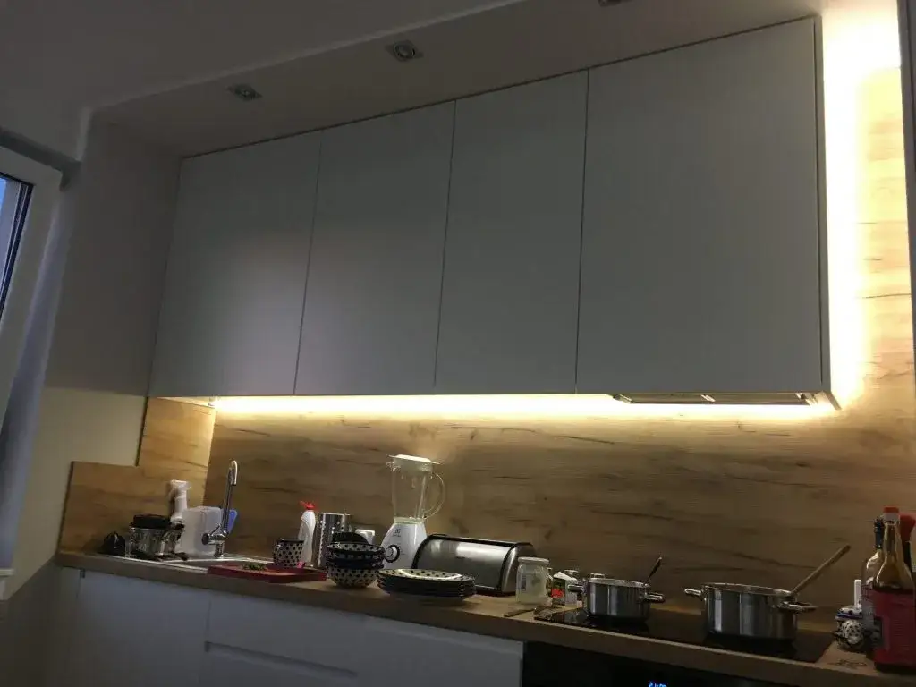 Jak zamontować ledy pod szafkami kuchennymi - uniknij typowych błędów