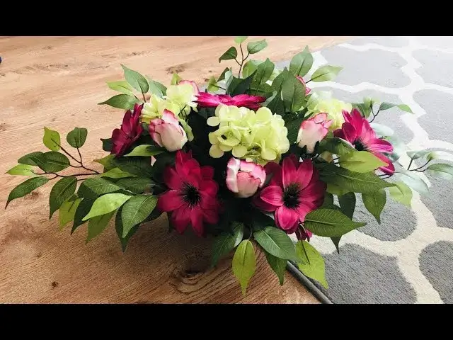 Jak zrobić wiązanki ze sztucznych kwiatów na cmentarz, które przetrwają długo