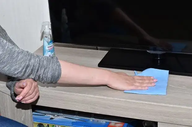 Jak wyczyścić monitor domowym sposobem? Bez smug i uszkodzeń