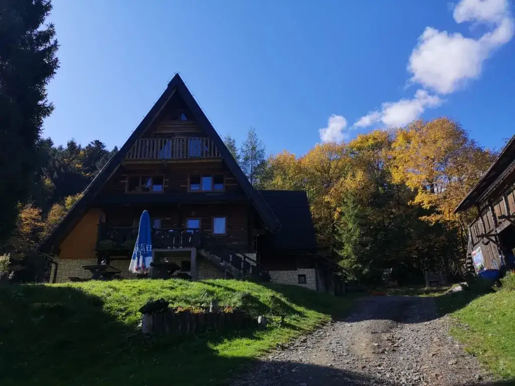 Bacówka pod Honem w Cisnej: Poznaj serce Bieszczad!