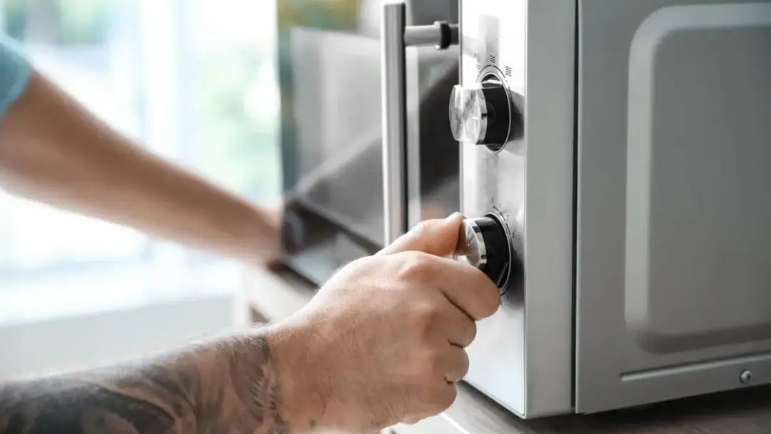 Czego nie podgrzewać w mikrofali: 10 produktów i alternatywy