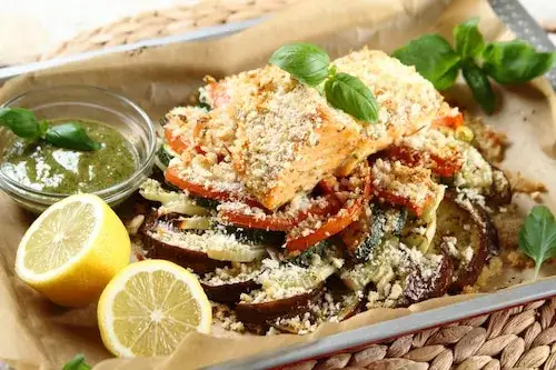 Jaki sos do sałatki z łososiem? Odkryj najlepsze połączenia smakowe