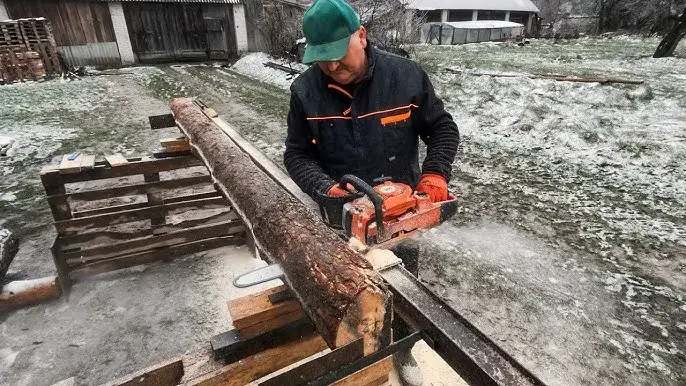 Jak ciąć deski piłą spalinową? Tajniki precyzyjnego cięcia