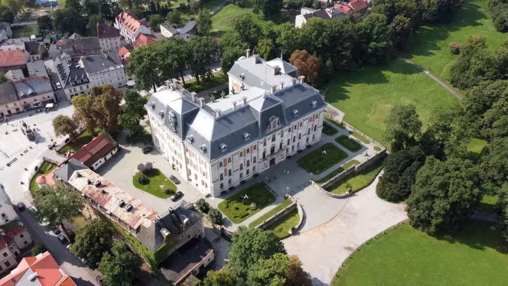 Zamek w Pszczynie zdjęcia - odkryj jego niezwykłą historię i architekturę