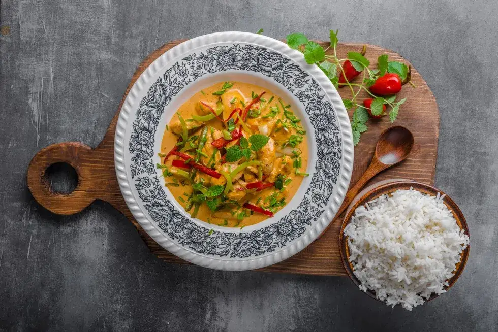 Zupa z kurczakiem, ryżem, warzywami i curry