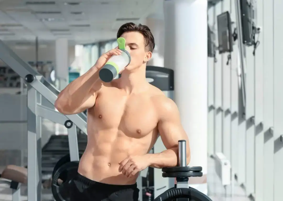 Proteiny przed czy po treningu - co naprawdę przynosi lepsze efekty?