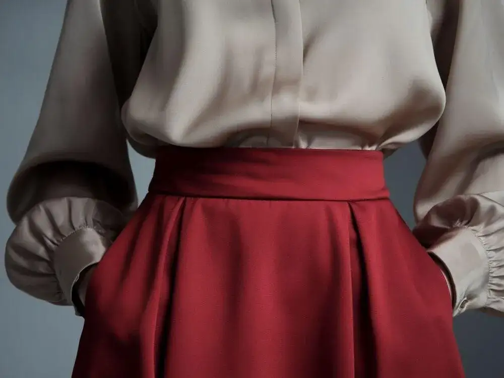 Czerwona spódnica: Jakie bluzki dobrać? Praktyczny przewodnik