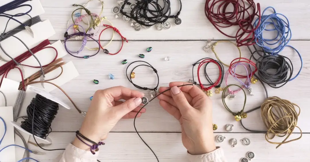 Jak zawiązać bransoletkę z żyłki - proste kroki, które musisz znać Jak zawiązać bransoletkę z żyłki - proste kroki, które musisz znać