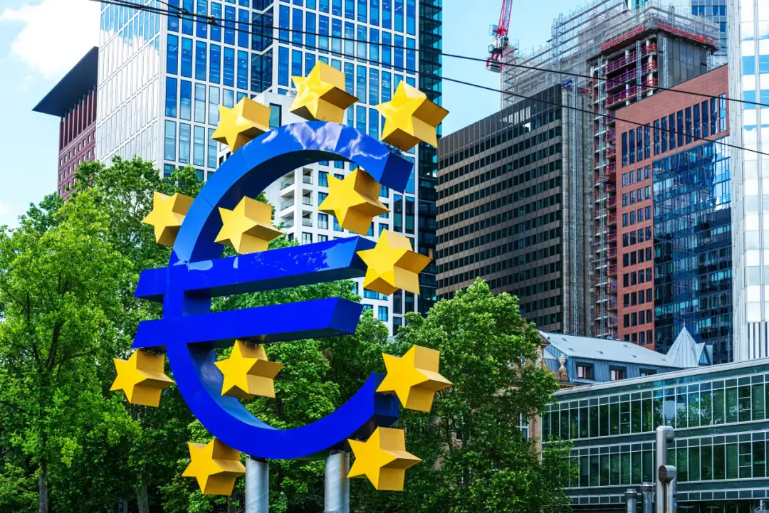 Czy warto inwestować w euro? Korzyści, ryzyka i aktualne trendy ekonomiczne