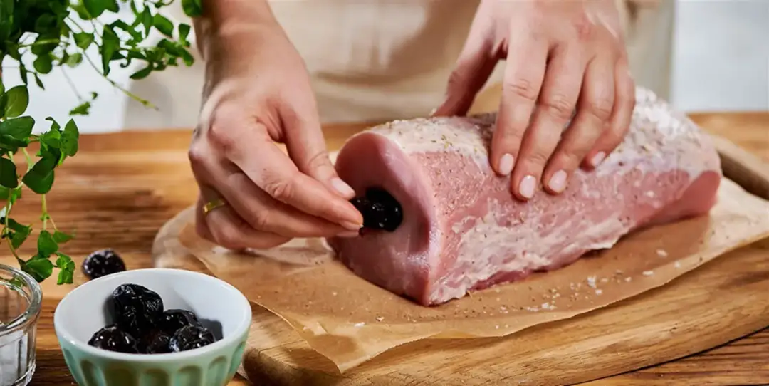 Jaką surówkę do schabu ze śliwką wybrać, by zaskoczyć gości?