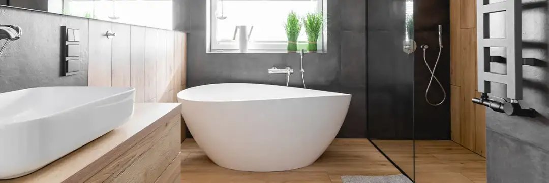 Jak urządzić łazienkę z wanną i prysznicem, aby zyskać więcej przestrzeni?